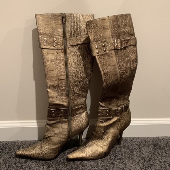 Swanky, reptile textured boots - Picture 2 of 3